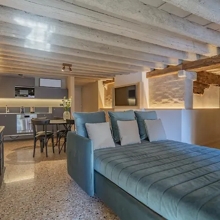 Daire Corte Rubbi 1 A True Canal-side Experience Venedik