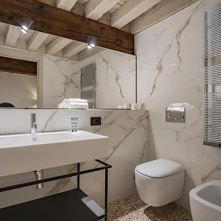 Corte Rubbi 1 A True Canal-side Experience Venedik